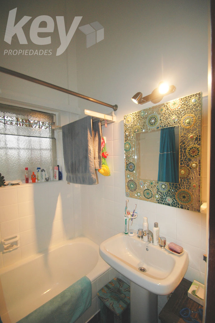 Ba&ntilde;o del departamento en venta en barrio Norte