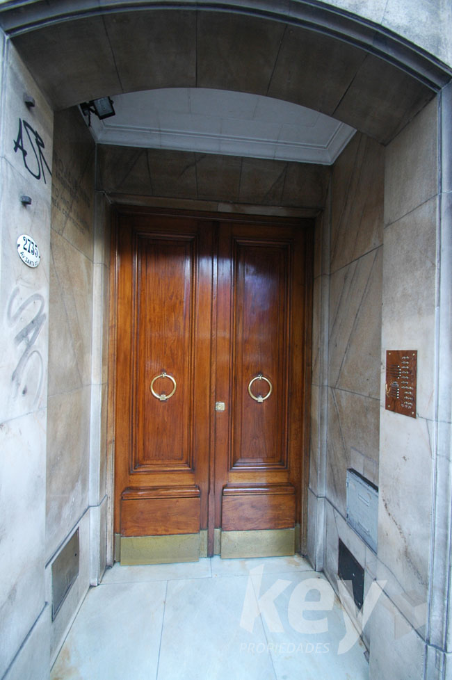 Entrada del edificio sobre avenida Santa Fe en Barrio Norte